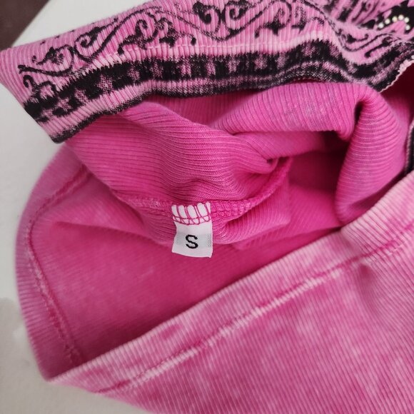 Vocal Rhinestone Cross T-Shirt Pink Black V Neck Goth Small USA Vintage Y2K - Picture 5 of 10